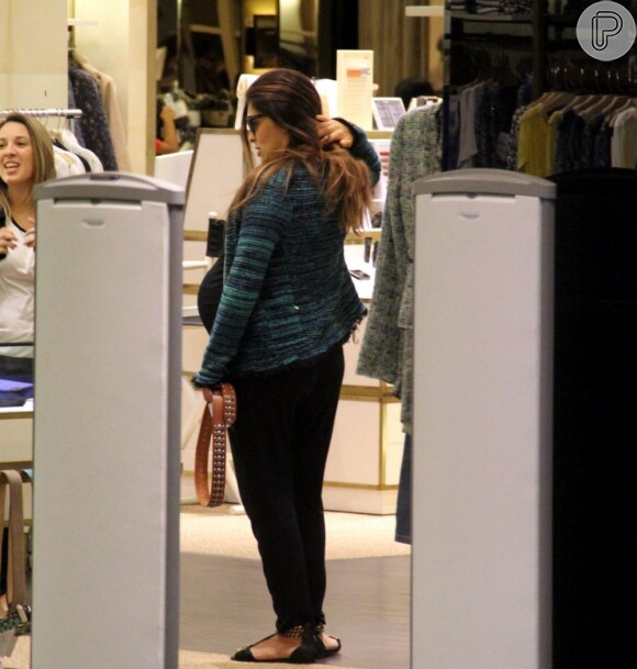 Juliana Paes foi às compras sozinha em um shopping na Barra da Tijuca, Zona Oeste do Rio de Janeiro