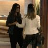 Juliana Paes conversa com um amiga em shopping carioca