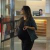 Juliana Paes deixou a barriga de 8 meses bem marcada no look escolhido para ir a um shopping carioca, em 18 de junho de 2013