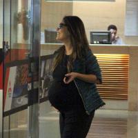 Grávida, Juliana Paes vai às compras com look justo e exibe barriga de 8 meses