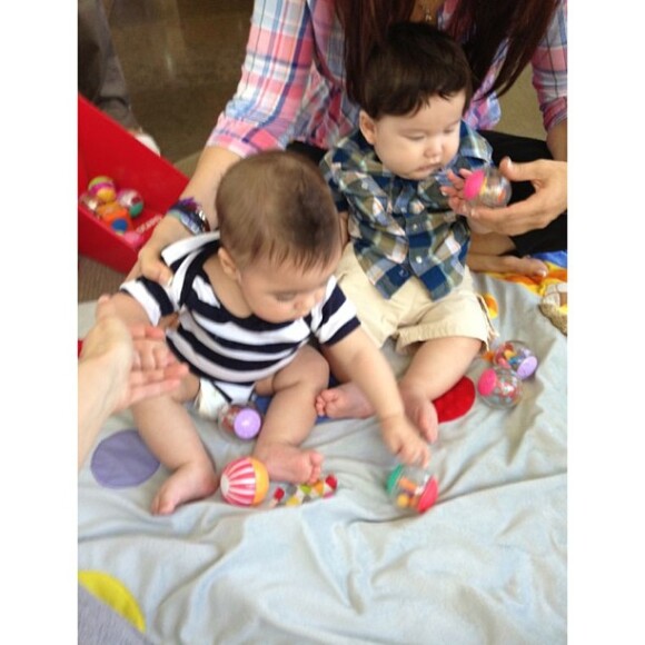 Shakira publicou uma foto do filho, Milan, brincando com um amiguinho