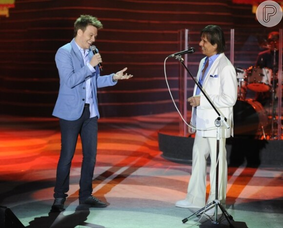 Michel Teló canta com Roberto Carlos no especial de fim de ano do cantor para a TV Globo