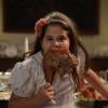 Ana Karolina Lannes posa comendo frango nas filmagens de 'Minha Mãe é uma Peça'. A atriz diz que não se incomodou em interpretar outra gordinha