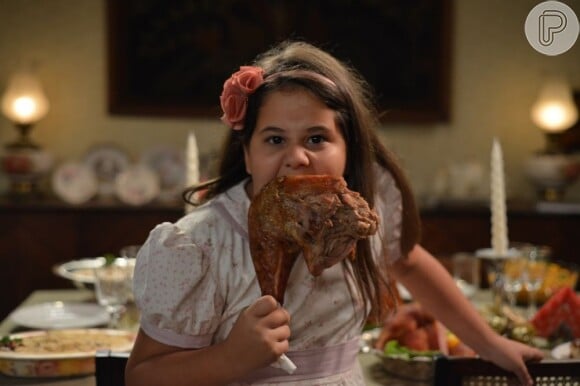 Ana Karolina Lannes posa comendo frango nas filmagens de 'Minha Mãe é uma Peça'. A atriz diz que não se incomodou em interpretar outra gordinha