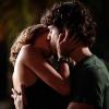 Após terminar noivado com Maurício (Jayme Matarazzo), Amora (Sophie Charlotte) se declara para Bento (Marco Pigossi) e o beija, em 'Sangue Bom'