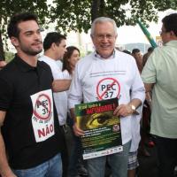 Sidney Sampaio e Helena Ranaldi participam de protesto em Copacabana, no Rio