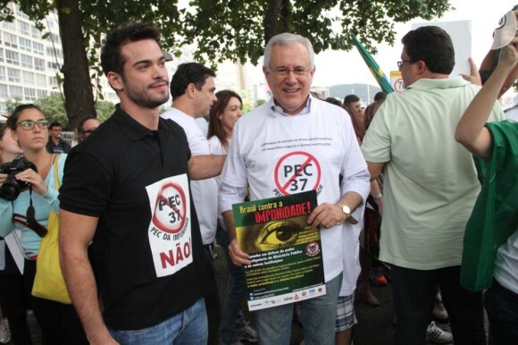 Sidney Sampaio participa de protesto em Copacabana, em 23 de junho de 2013