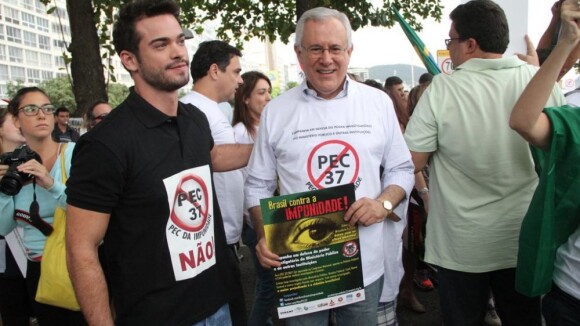 Sidney Sampaio e Helena Ranaldi participam de protesto em Copacabana, no Rio