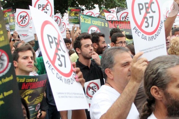 Sidney Sampaio faz barulho com um apito na boca em protesto, no Rio