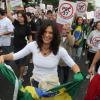 Helena Ranaldi segura uma imensa bandeira do Brasil durante o prostesto em Copacabana, no Rio