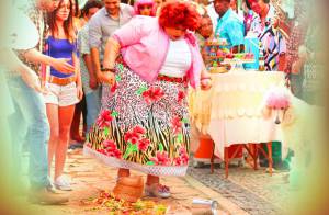 Primeiro capítulo de 'Saramandaia': Dona Redonda balança cidade durante protesto