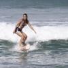 Daniele Suzuki surfa e exibe o corpão em forma em praia do Rio