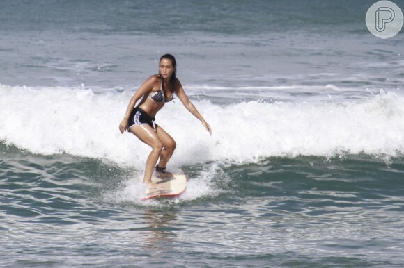 Daniele Suzuki surfa e exibe o corpão em forma em praia do Rio