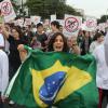 Helena ranaldi segurou a bandeira do Brasil no protesto contra a PEC 37 em Copacabana