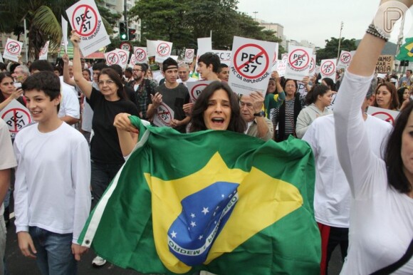 Helena ranaldi segurou a bandeira do Brasil no protesto contra a PEC 37 em Copacabana