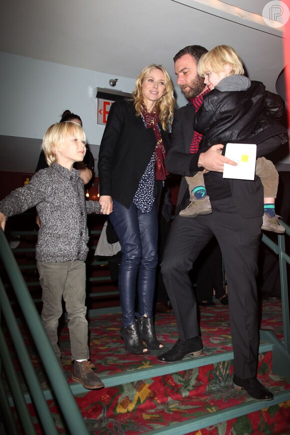 Naomi Watts e Liev Schreiber chegam com os filhos, Alexander e Samuel, ao 42º Street Gala, em Nova York, em 5 de dezembro de 2012