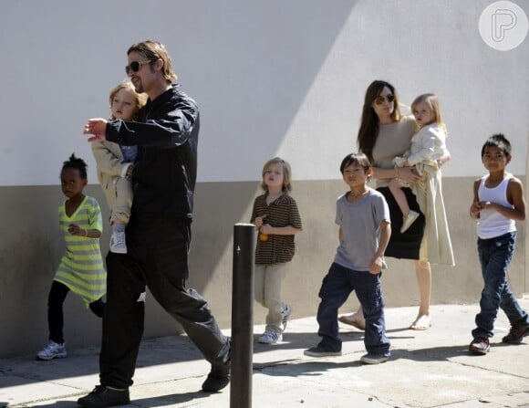 Brad Pitt afirma que sua maior prioridade ao lado da mulher, Angelina Jolie, são os seis filhos, Maddox, de 11 anos, Pax, de 9, Zahara, de 8, Shiloh, de 7 e os gêmeos Knox e Vivienne, de 4