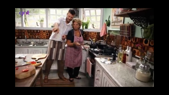 Rodrigo Hilbert cozinha e dança ao som de sanfona com a sogra em programa
