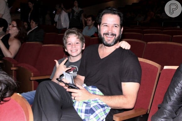 Murilo Benício vai com o filho Pietro, da relação com Giovanna Antonelli, ao teatro, no Rio de Janeiro, em 27 de junho de 2013