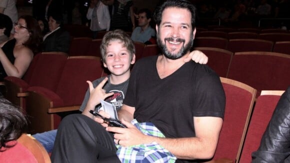 Murilo Benício vai ao teatro com Pietro, seu filho com Giovanna Antonelli