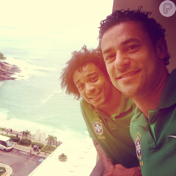 Fred posta foto com o lateral Marcelo na janela do hotel Sheraton, na Barra da Tijuca, Zona Oeste do Rio de Janeiro, em 28 de junho de 2013