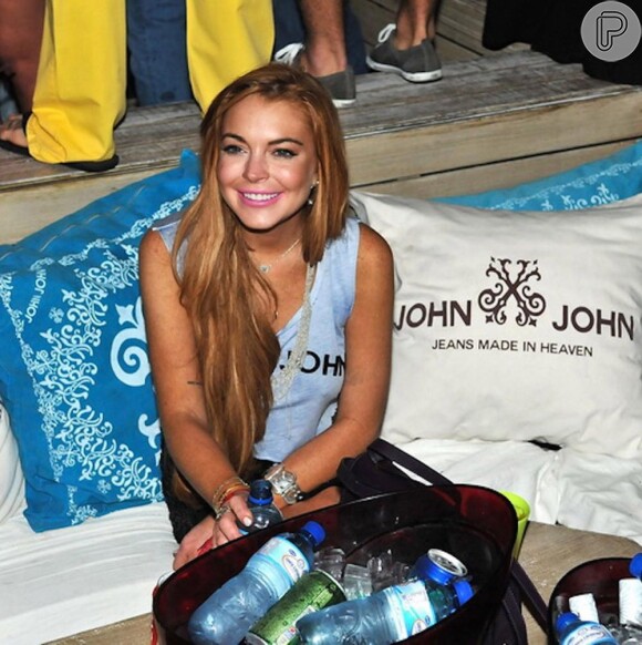 Enquanto esteve em Florianópolis, Lindsay Lohan aproveitou para curtir a noite na praia de Jurerê Internacional