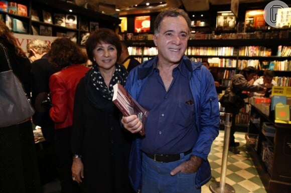 Tony Ramos posa com a mulher, Lidiane, no lançamento do livro de Silvio de Abreu nesta terça-feira, 2 de julho de 2013. O ator disfarçou a calvície 'para Getúlio' com o cabelo