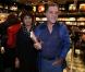 Tony Ramos posa com a mulher, Lidiane, no lançamento do livro de Silvio de Abreu nesta terça-feira, 2 de julho de 2013. O ator disfarçou a calvície 'para Getúlio' com o cabelo