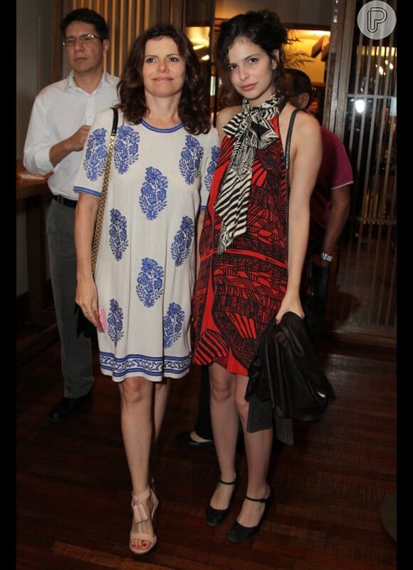 Débora Bloch curtiu a noite de sábado, 29 de junho de 2013, com a filha, Julia Anquier, que está de férias no Brasil do curso de cinema que faz em Nova York