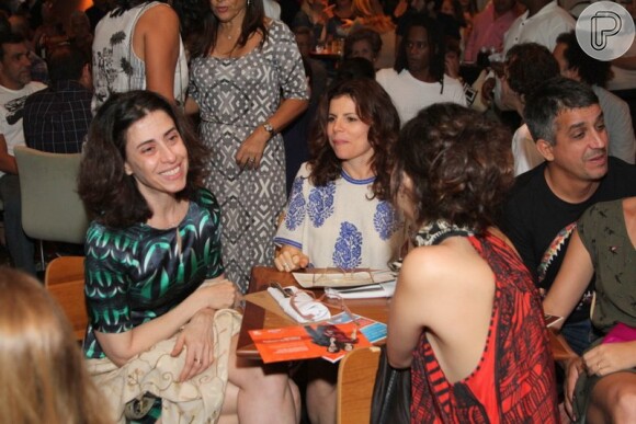 Débora Bloch a filha, Julia Anquier, e Fernanda Torres sentaram juntas no show de Baby do Brasil na Zona Sul do Rio de Janeiro