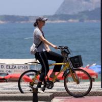 Júlia Lemmertz pedala pela orla da praia do Leblon, no Rio