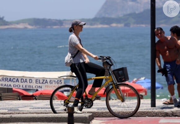 Júlia Lemmertz pedala pela orla da praia do Leblon, na zona sul do Rio de Janeiro, em 6 de dezembro de 2012