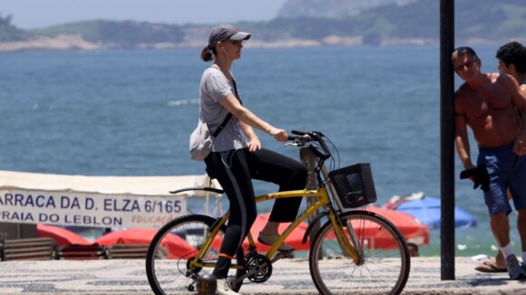 Júlia Lemmertz pedala pela orla da praia do Leblon, no Rio