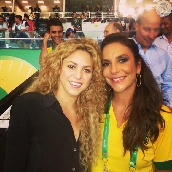 Shakira posa ao lado de Ivete Sangalo, no Maracabã, no Rio, em 30 de junho de 2013