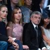 Jennifer Lawrence fica atenta ao desfile de alta-costura da Dior, na França