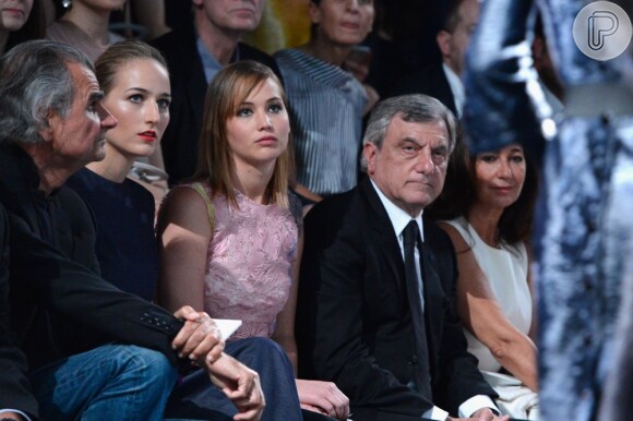 Jennifer Lawrence fica atenta ao desfile de alta-costura da Dior, na França
