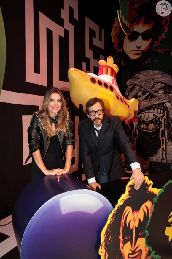 Daniella Cicarelli posa nos estúdios do 'Provão MTV' com Thunderbird