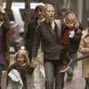 Em registro raro de 2008, Gwyneth Paltrow aparece com  os dois filhos, Apple e Moses