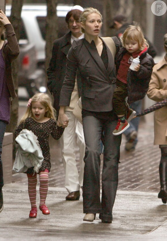 Em registro raro de 2008, Gwyneth Paltrow aparece com  os dois filhos, Apple e Moses