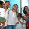 Com a mulher e os dois filhos, Vitor Hugo posa com a atriz Carolina Dieckmann e o filho dela com Marcos Frota, Davi