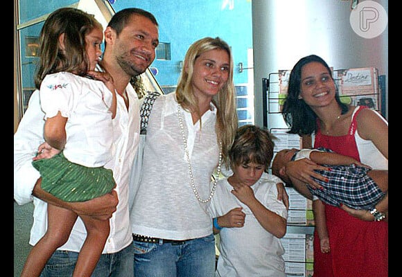 Com a mulher e os dois filhos, Vitor Hugo posa com a atriz Carolina Dieckmann e o filho dela com Marcos Frota, Davi