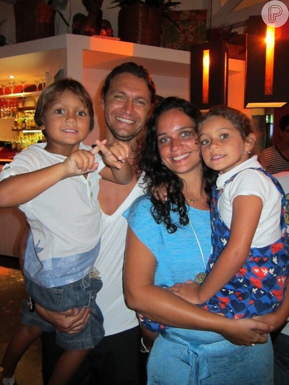 O ator mantém um casamento de 10 anos com a professora de literatura Renata Boiteux, com quem tem dois filhos: Sofia, de 9 anos, e Nicolau, de 6 anos
