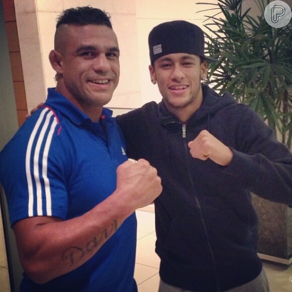 Na noite desta quinta (4), Neymar postou foto ao lado do lutador Vitor Belfort: 'Além de ser ídolo, é gente boa demais !!'