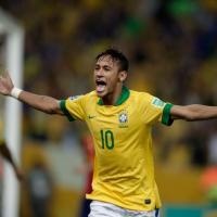 Neymar, a caminho de hospital para cirurgia, recebe mensagens carinhosas de fãs