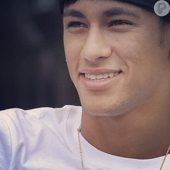 Neymar se internou nesta sexta-feira, dia 5 de julho de 2013, para operar as amígdalas