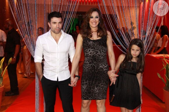Claudia Raia posa ao lado do namorado, o ator Jarbas Homem de Mello, e da filha caçula, Sophia, de 9 anos