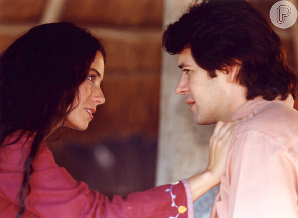 Giovanna Antonelli e Murilo Benício viveram uma intensa paixão na novela 'O Clone', que se tornou um marco na dramaturgia brasileira