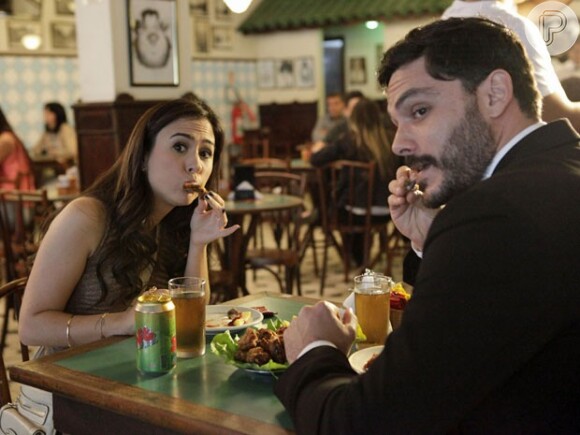Valdirene (Tatá Werneck) mostra todo seu refinamento ao jantar com Maciel (Kiko Pissolato) em um restaurante, em 'Amor à Vida'
