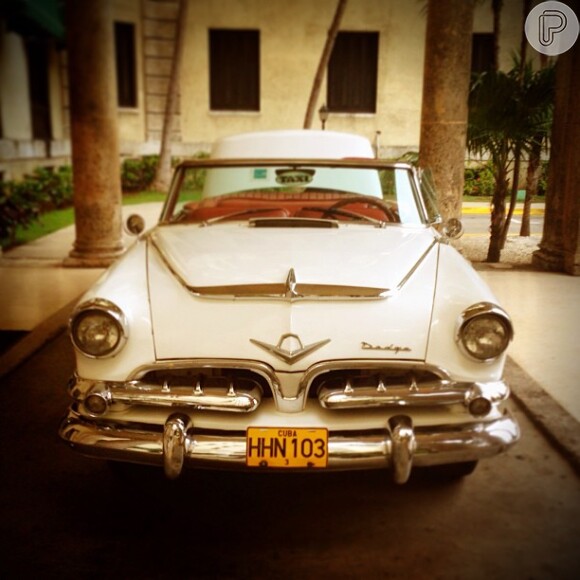 Nanda Costa publica foto de carro em Cuba