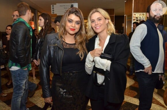 Preta Gil posa com Carolina Dieckamnn. A assessora da cantora, Juliana Reis, teve o iPhone furtado no evento